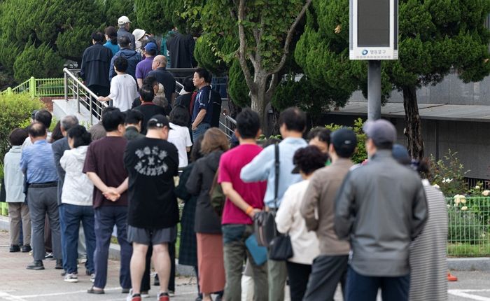 21대 대선 투표율 오전 7시 기준 2.4%... 지난 대선보다 0.3%p 높아