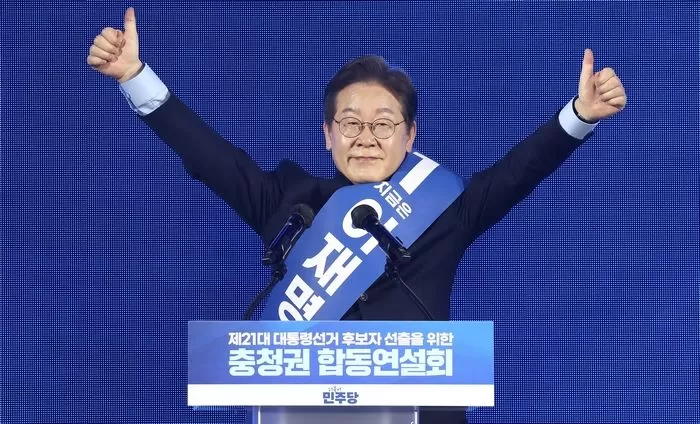 이재명 더불어민주당 대선 경선 후보가 19일 충북 청주체육관에서 열린 제21대 대통령선거 후보자 선출을 위한 충청권 합동연설회에서 엄지를 들어보이고 있다. 2025.4.19 / 뉴스1