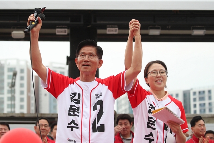 origin_김문수딸과함께지지호소 (1).jpg