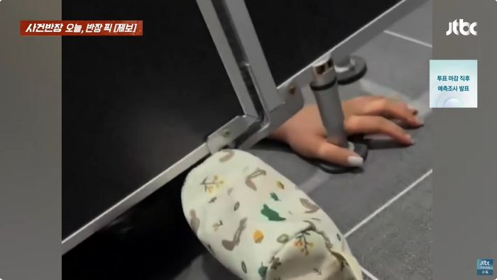 공중 화장실 변기칸 아래로 여성 머리카락과 손가락... 범죄 피해자인 줄 알고 신고했는데 알고 보니