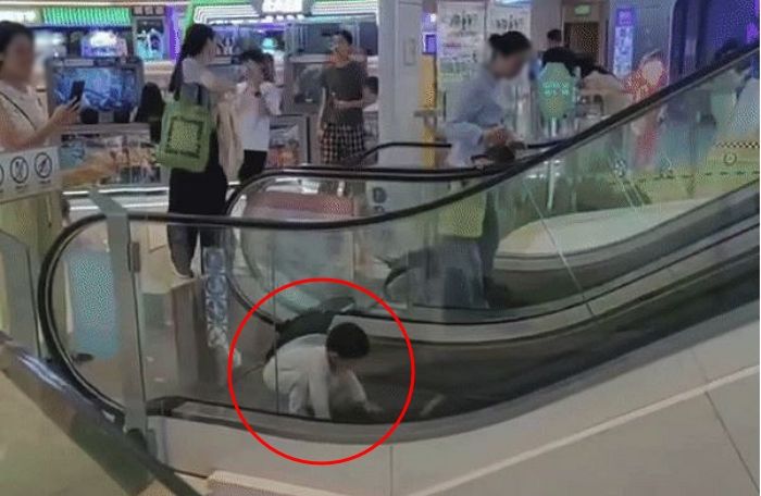 아이가 쇼핑몰 에스컬레이터 거꾸로 올라가는데 딴 짓만 하는 중국인 부모