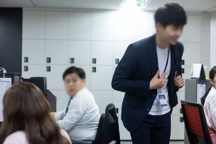 “신입한테 머리 아플 정도 악취 나... 일주일 내내 같은 옷 입더라고요”