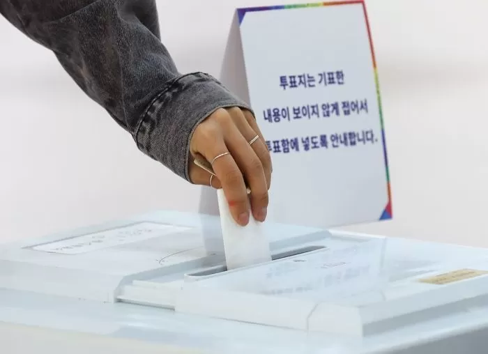 제21대 대통령 선거일인 3일 오전 부산진구청 백양홀에 마련된 부암제1동 제4투표소에서 유권자들이 투표를 하고 있다. / 뉴스1