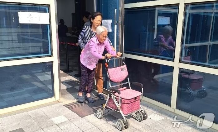 121세 최고령 유권자 이용금 할머니... 올해도 ‘애착’ 분홍 스웨터 입고 투표장 찾았다