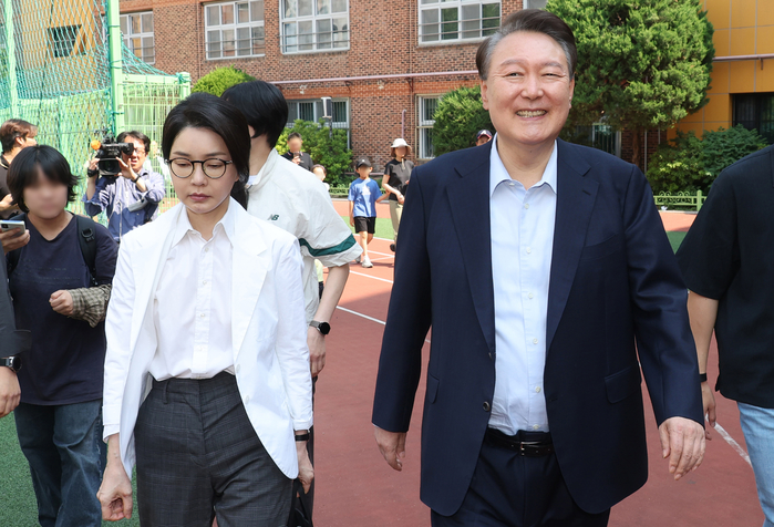 origin_웃으며투표소나서는윤석열전대통령.jpg