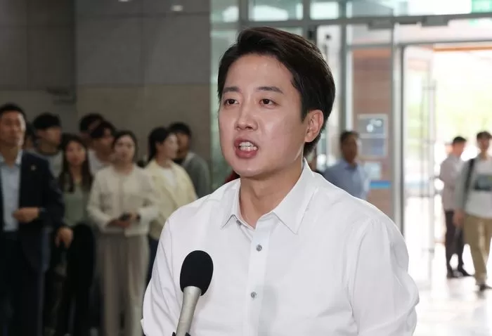 이준석 개혁신당 대통령 후보가 2일 오전 경기 시흥시 한국공학대학교 기술혁신파크 학생식당에서 