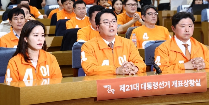 origin_망연자실한표정의개혁신당.jpg