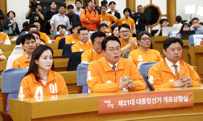 origin_7대출구조사발표에침통한개혁신당.jpg