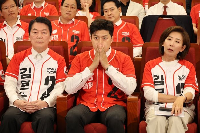 출구조사 결과에 ‘충격’ 받은 나경원 “근소할 줄 알았는데 차이 많이나”