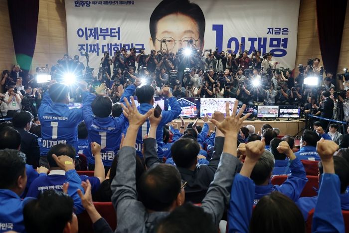과반 압승에 환호한 민주당 “국민이 내란 정권에 불호령 심판을 내린 것”