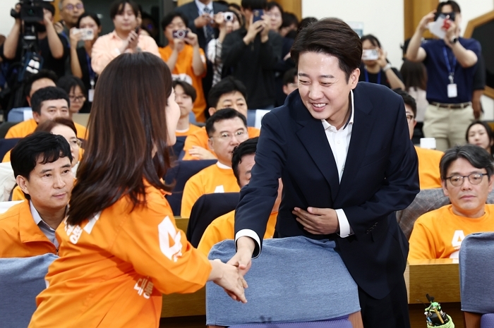 origin_지도부와악수하는이준석후보.jpg