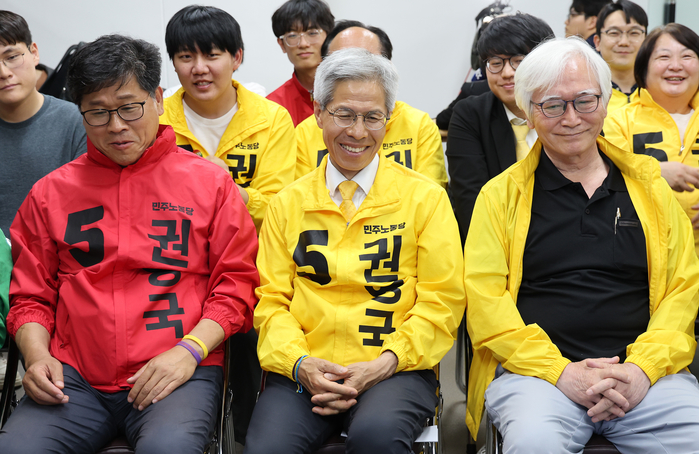 origin_대선출구조사결과지켜보는권영국후보.jpg