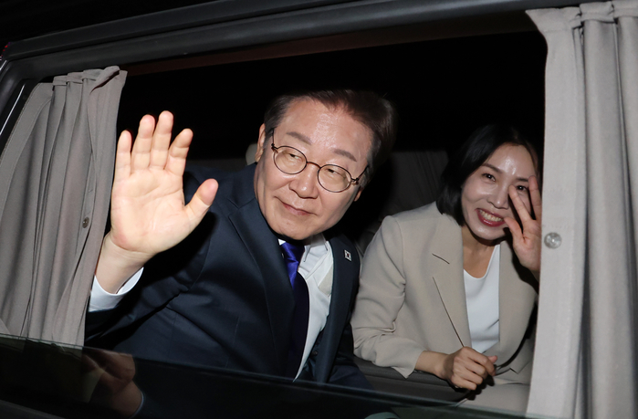 origin_차량탑승해인사하는이재명.jpg