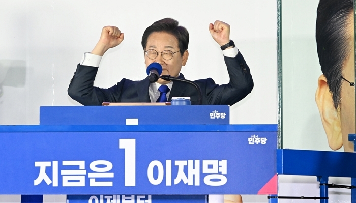 origin_두주먹쥔이재명후보.jpg