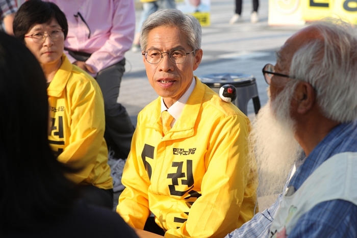 origin_새만금신공항백지화공동행동천막농성장찾은권영국후보.jpg