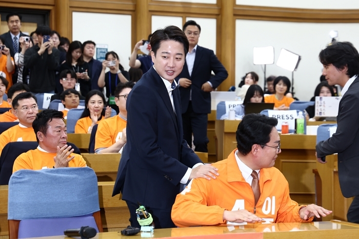 origin_천하람상임선대위원장격려하는이준석후보.jpg