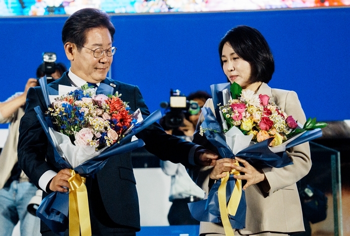 origin_손잡는이재명·김혜경.jpg