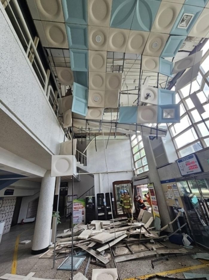 청주 실내수영장서 발생한 붕괴사고... 천장 마감재가 10m 아래로 ‘와르르’