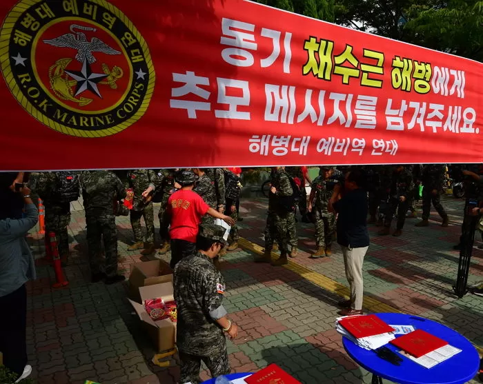 실종자 수색 도중 숨진 해병대 채 상병 전역일인 26일 포항시외버스터미널 앞에서 해병대 예비역들이 추모공간을 설치했다. / 뉴스1 
