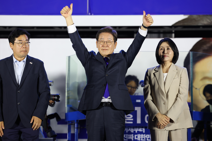 origin_이재명국회앞찾아엄지척.jpg