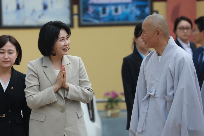 origin_스님과인사하는김혜경여사.jpg
