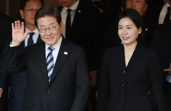 이재명 대통령과 김혜경 여사가 4일 오전 인천시 계양구 자택에서 나오며 환송나온 시민들과 인사를 하고 있다. 2025.6.4 / 뉴스1