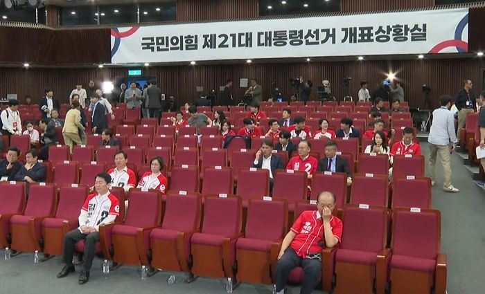 이번에도 ‘안 철수’한 안철수... 텅텅 빈 국힘 상황실 속 ‘덩그러니’ 자리 지켜