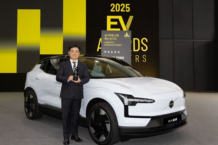 볼보의 차세대 프리미엄 전기 SUV EX30, ‘EV 어워즈 2025’에서 ‘혁신 전기차상’ 수상