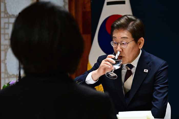 origin_목축이는이재명대통령.jpg