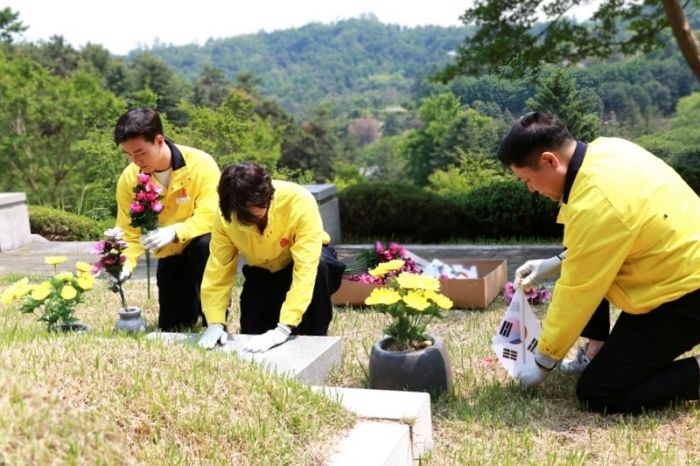 “잊지 않겠습니다”... 아성다이소, 현충원서 묘역정비 봉사활동