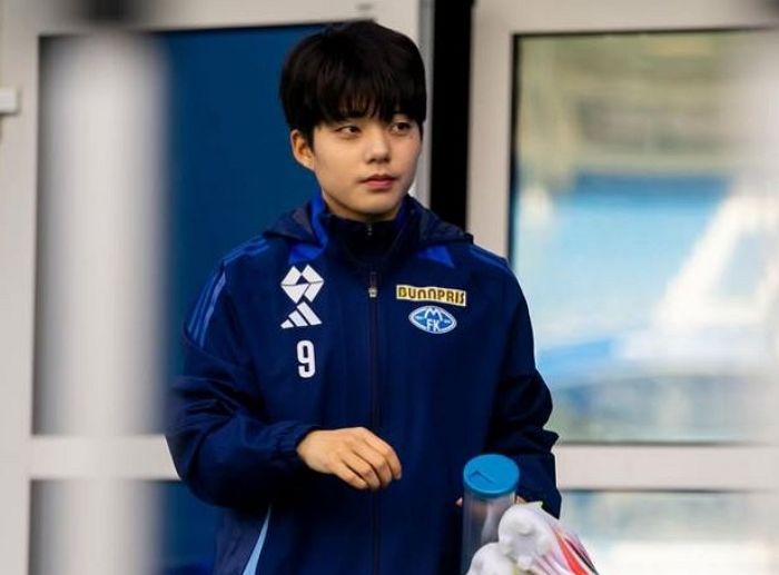 여성들마저 여자축구 직관하게 만든 21살 축구 선수의 ‘잘생쁨’ 비주얼