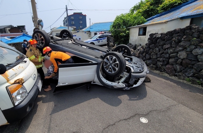 origin_제주서돌담들이받고전복된SUV…60대운전자브레이크작동안돼.jpg