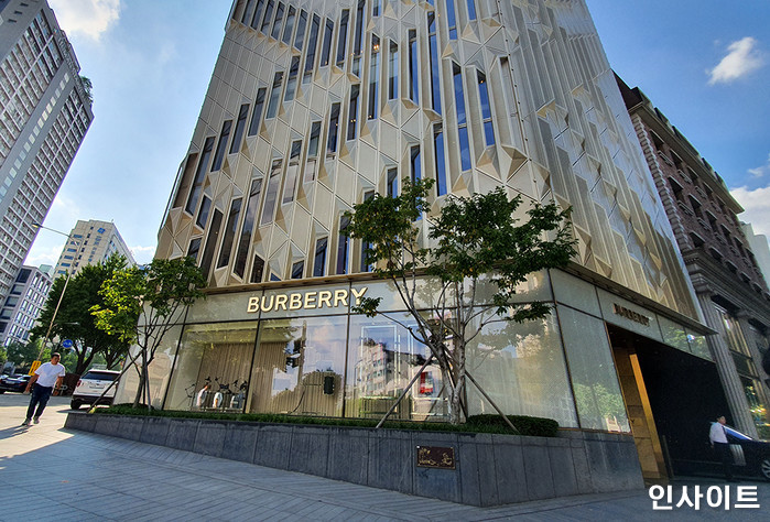 버버리, 경영난으로 전 세계 직원 1700명 해고되는데... CEO는 48억 ‘돈방석’