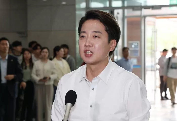 이준석 개혁신당 대통령 후보가 2일 오전 경기 시흥시 한국공학대학교 기술혁신파크 학생식당에서 