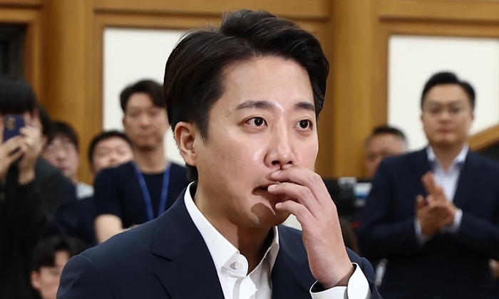 이준석 개혁신당 대통령 후보가 27일 오후 서울 여의도 국회 소통관 앞에서 긴급 기자회견을 하고 있다. 2025.5.27/뉴스1