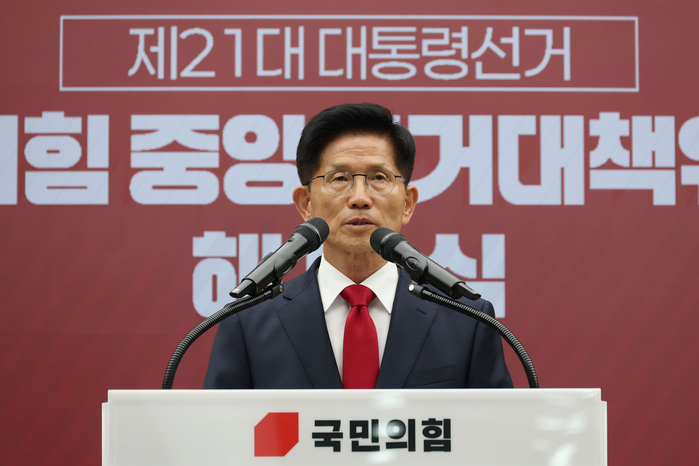 origin_선대위해단식발언하는김문수.jpg