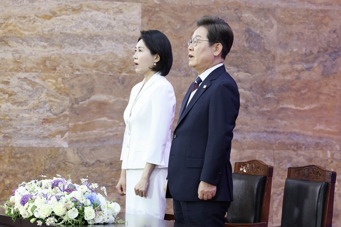 origin_애국가부르는이재명대통령과김혜경여사.jpg