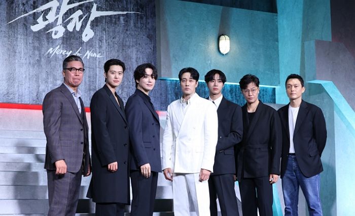 “혼자 드레스코드 연락 못받았나요?”... 혼자 ‘화이트 정장’ 입고 등장한 소지섭