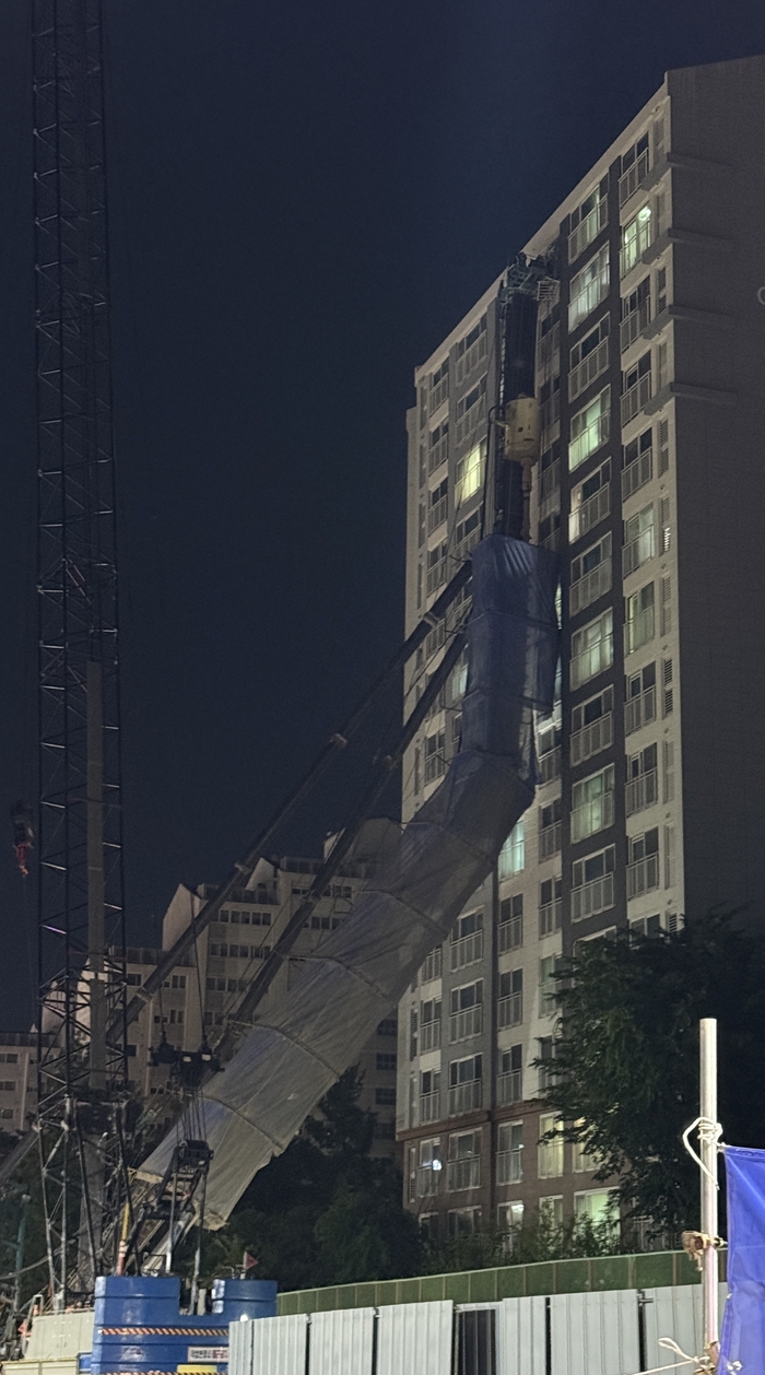 origin_인덕원동탄선공사현장대형중장비아파트덮쳐…주민긴급대피.jpg