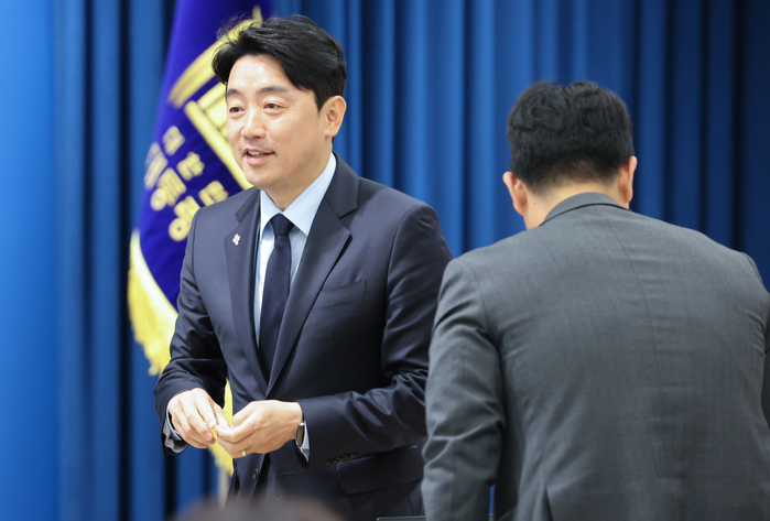 origin_출입기자들과만나인사하는강훈식대통령비서실장.jpg