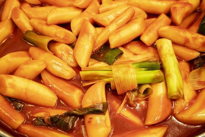 이불 위에서 떡볶이 먹다 흘려 놓고 “소스 묻었다”며 별점 테러한 손님