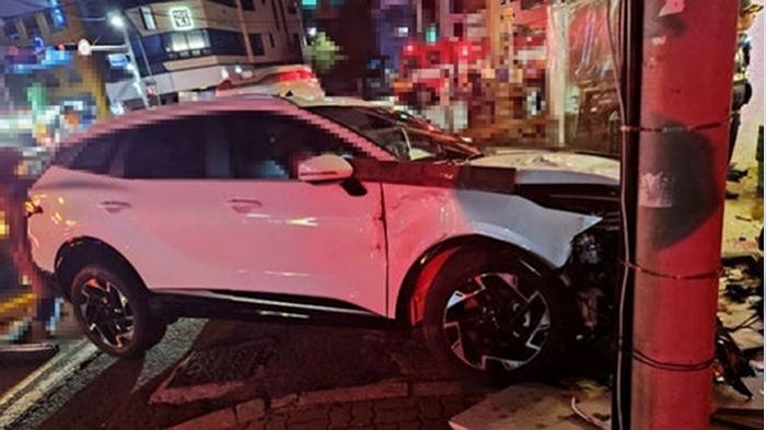 거제 교차로서 상가로 돌진한 SUV... 길 걷던 10대 사망