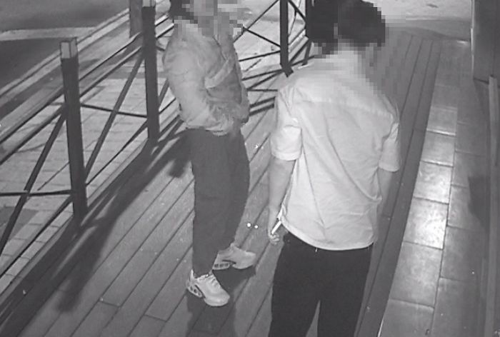술 취한 행인들이 매장 유리 깼는데... 경찰 “고의성 없어 신고 불가”