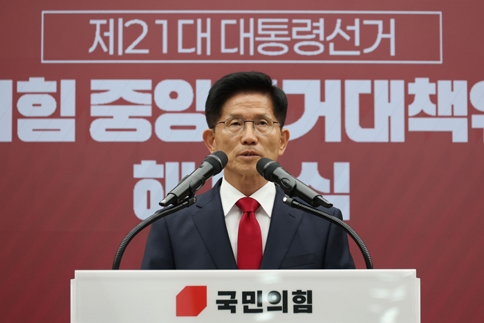 origin_선대위해단식발언하는김문수.jpg