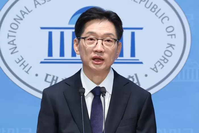 더불어민주당 대선 주자인 김경수 전 경남지사가 16일 오전 서울 여의도 국회 소통관에서 경제분야 공약 발표를 하고 있다. 2025.4.16/뉴스1