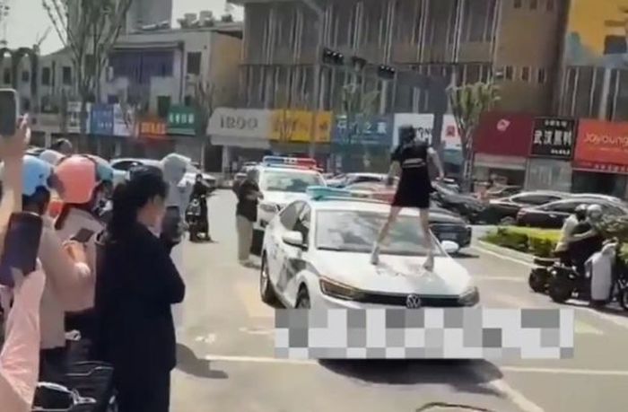 경찰차 보닛 위 올라탄 中 인플루언서.. 불법주차 단속에 격분 ‘난동’