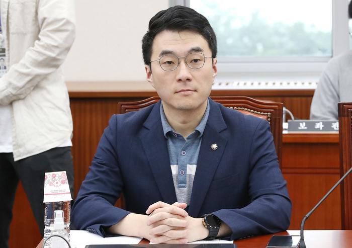origin_교육위전체회의참석한김남국의원.jpg