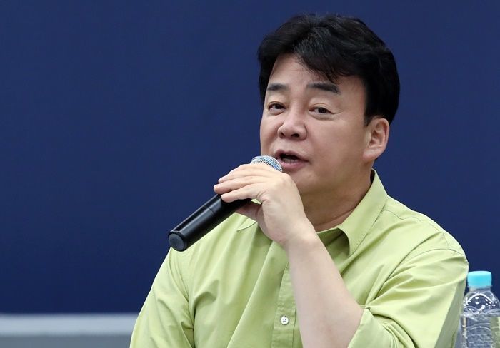 더본코리아 백종원 단독대표 체제로 전환...강석원 대표 사임