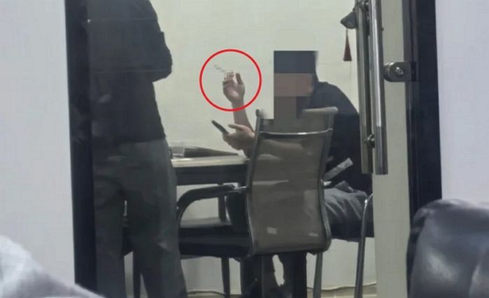 흡연자 직장 상사가 담배 배우라고 강요하자 방독면 쓰고 출근해버린 남성