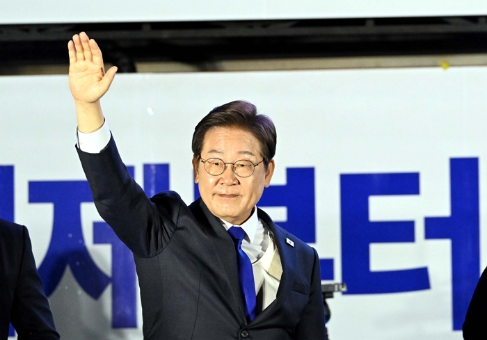 origin_지지자들에게인사하는이재명.jpg